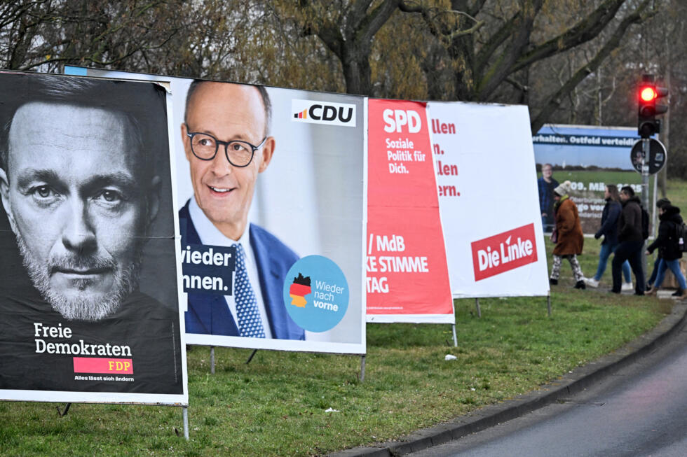 Des pancartes électorales se succèdent dans la ville de Kastel, dans l'ouest de l'Allemagne, à l'approche des élections législatives, le 22 janvier 2025