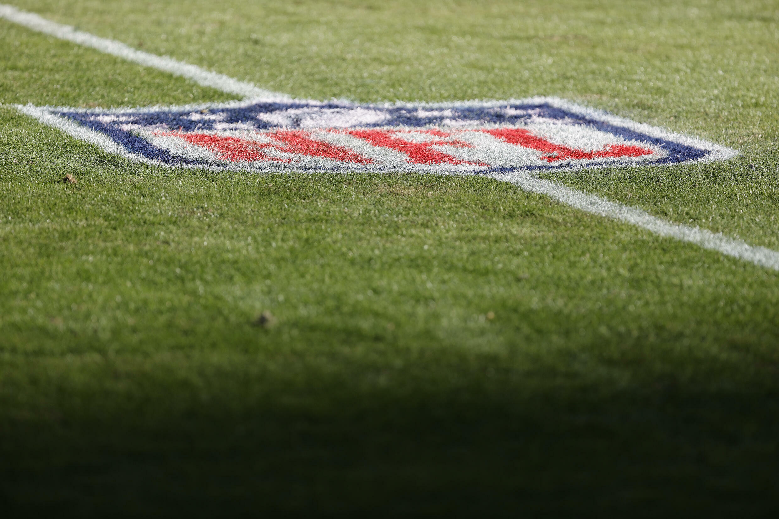 Un logo de la NFL apparaît lors d'un match entre les Eagles de Philadelphie et les Giants de New York au Lincoln Financial Field le 26 décembre 2021.