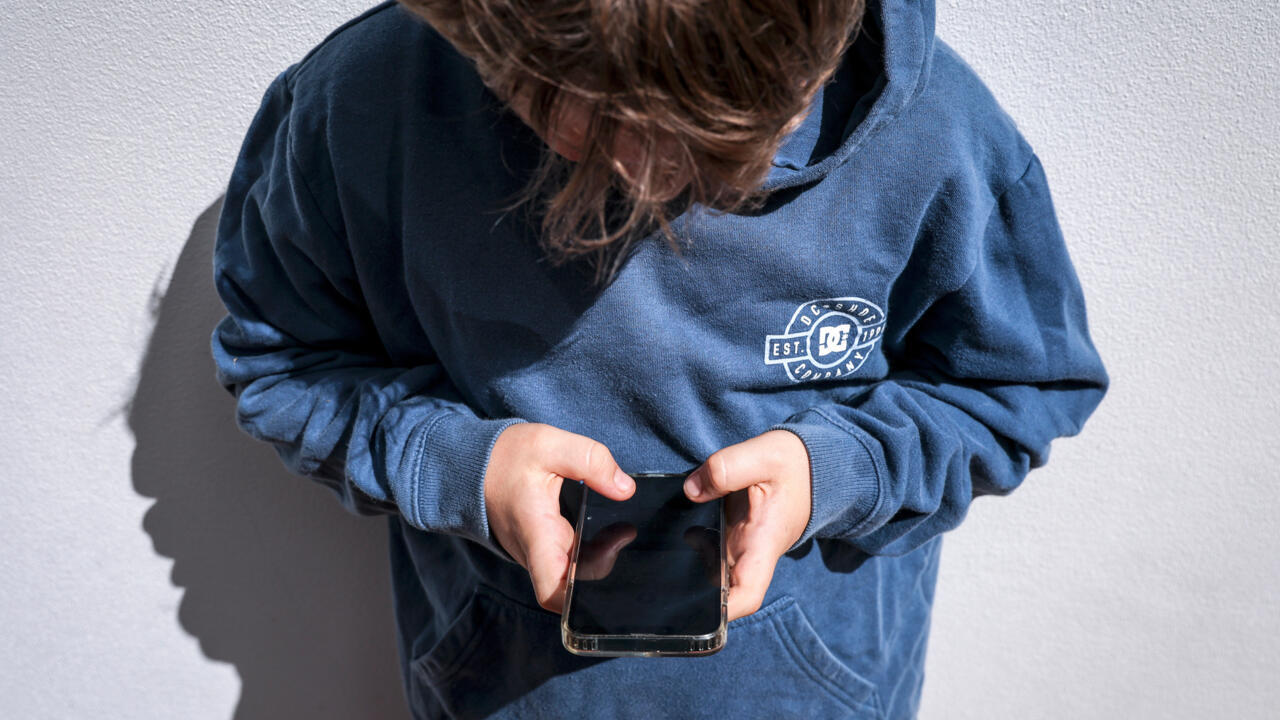 في خطوة رائدة...أستراليا أول دولة تحظر رسميا استخدام الأطفال دون 16عاما منصات التواصل الاجتماعي