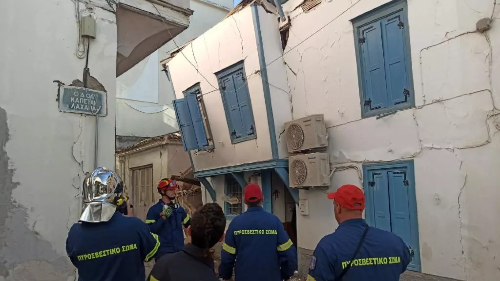 Greek firefighters inspect damaged buildings on the island of Samos. © Samos24.gr vía REUTERS