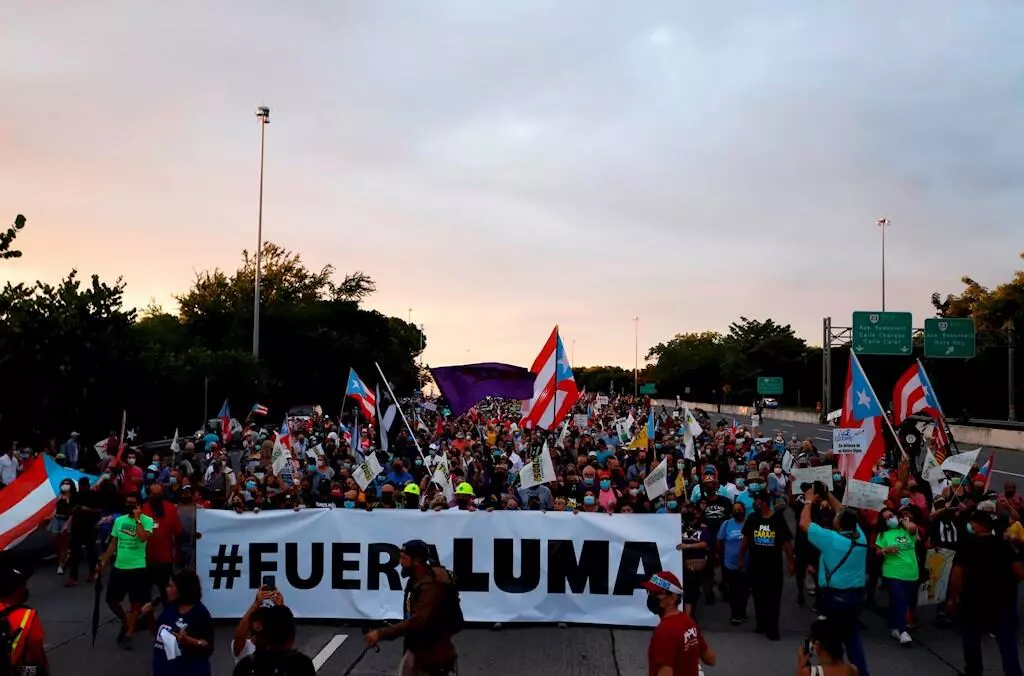 Cientos de personas marcharon en protesta por la crisis del sistema eléctrico en San Juan, Puerto Rico. 15 de octubre de 2021.