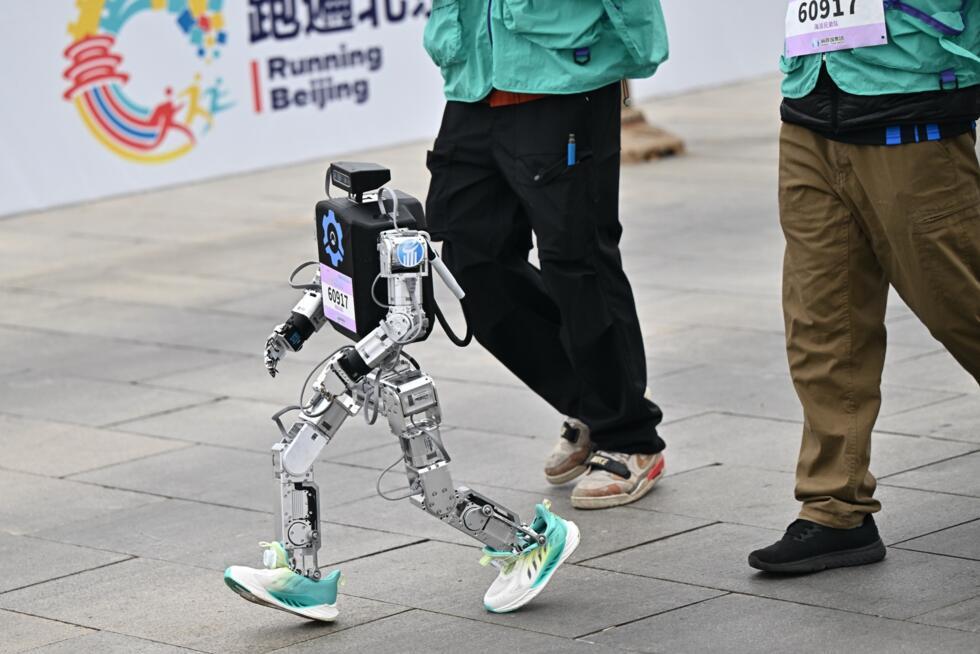 Un robot participe au semi-marathon des robots humanoïdes à Pékin, le 19 avril 2025