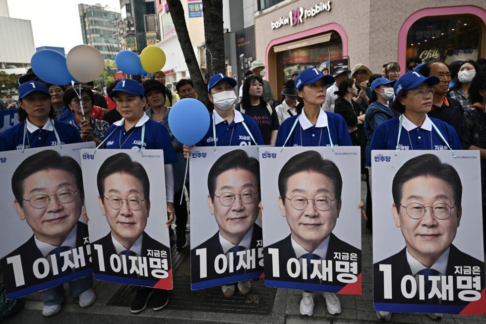 Des partisans du candidat de centre-gauche Lee Jae-myung lors d'un meeting de campagne, le 1er juin 2025 à Séoul, avant la présidentielle du 3 juin en Corée du Sud