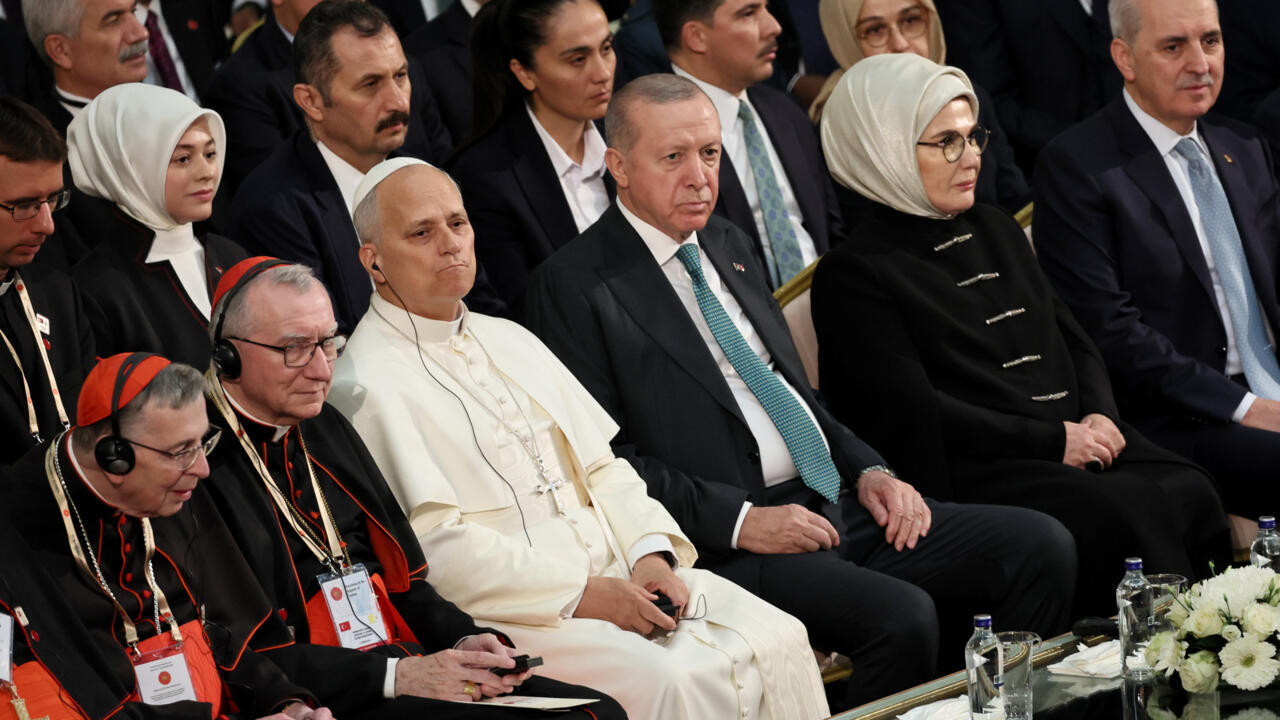 البابا لاوون الرابع عشر يدعو تركيا إلى أن تكون "عامل استقرار وتقارب بين الشعوب"