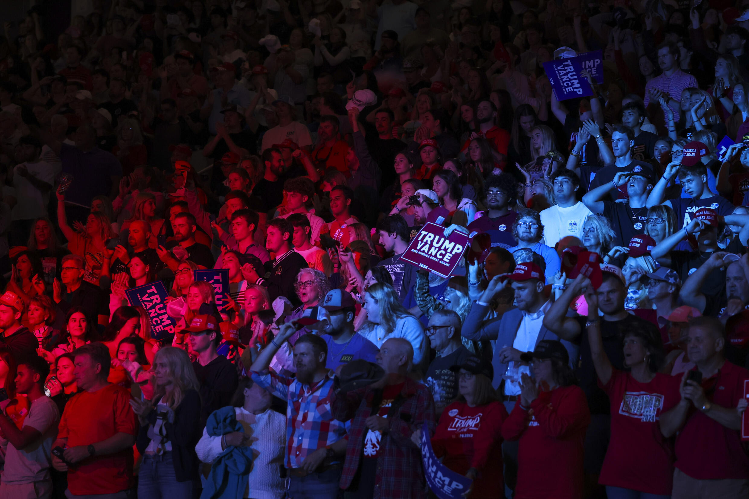 Des partisans de Donald Trump l'attendent pour un meeting électoral à Greenville, en Caroline du Nord, le 21 octobre 2024.