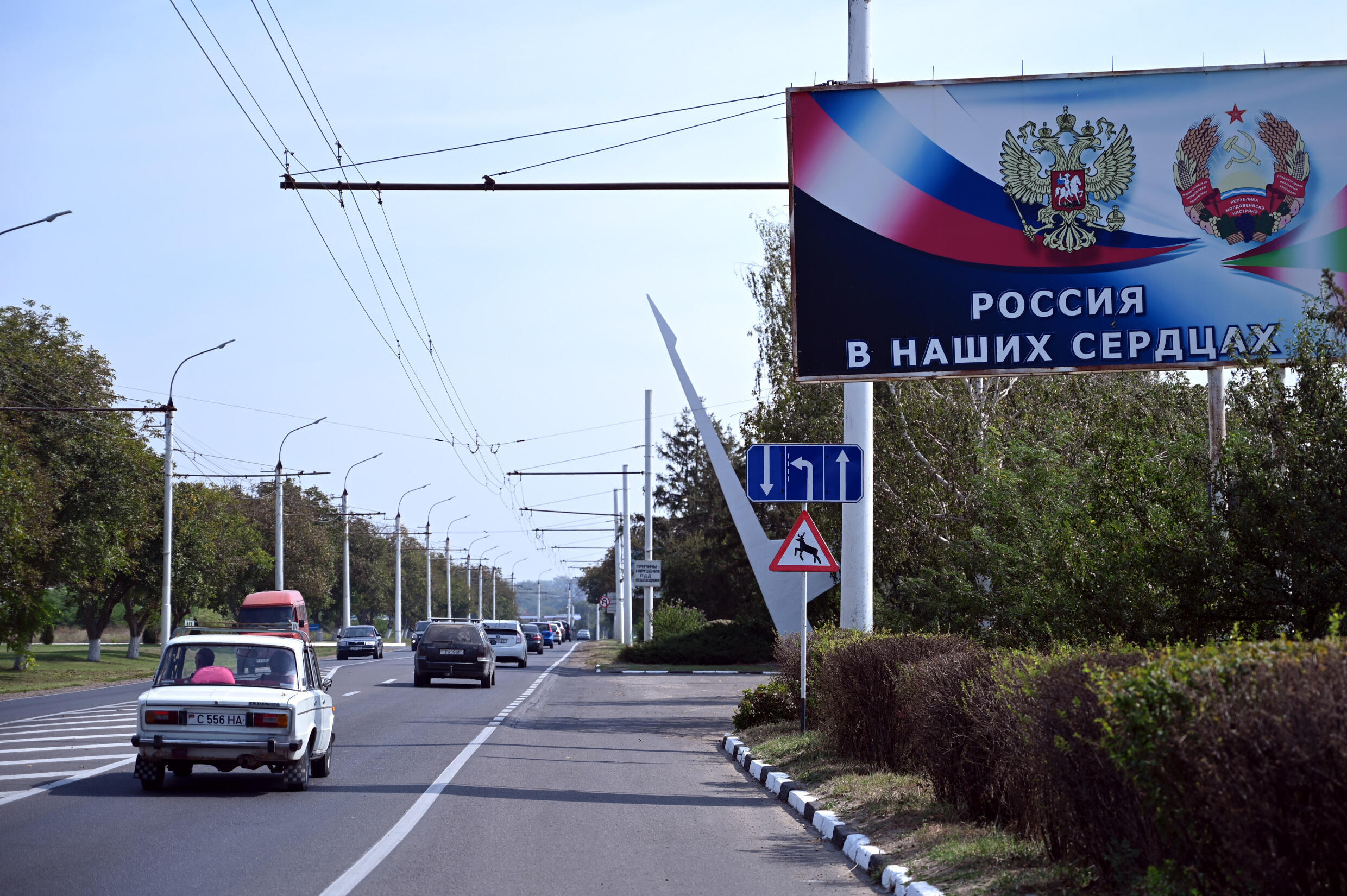 Un panneau publicitaire indiquant «"La Russie dans nos cœurs" est posé au bord d'une route de la ville de Tiraspol, la capitale de la Transnistrie, le 11 septembre 2021