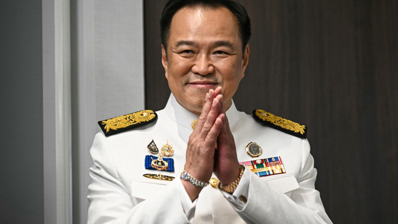 رئيس وزراء تايلاند يحل البرلمان في خضم نزاع حدودي مع كمبوديا