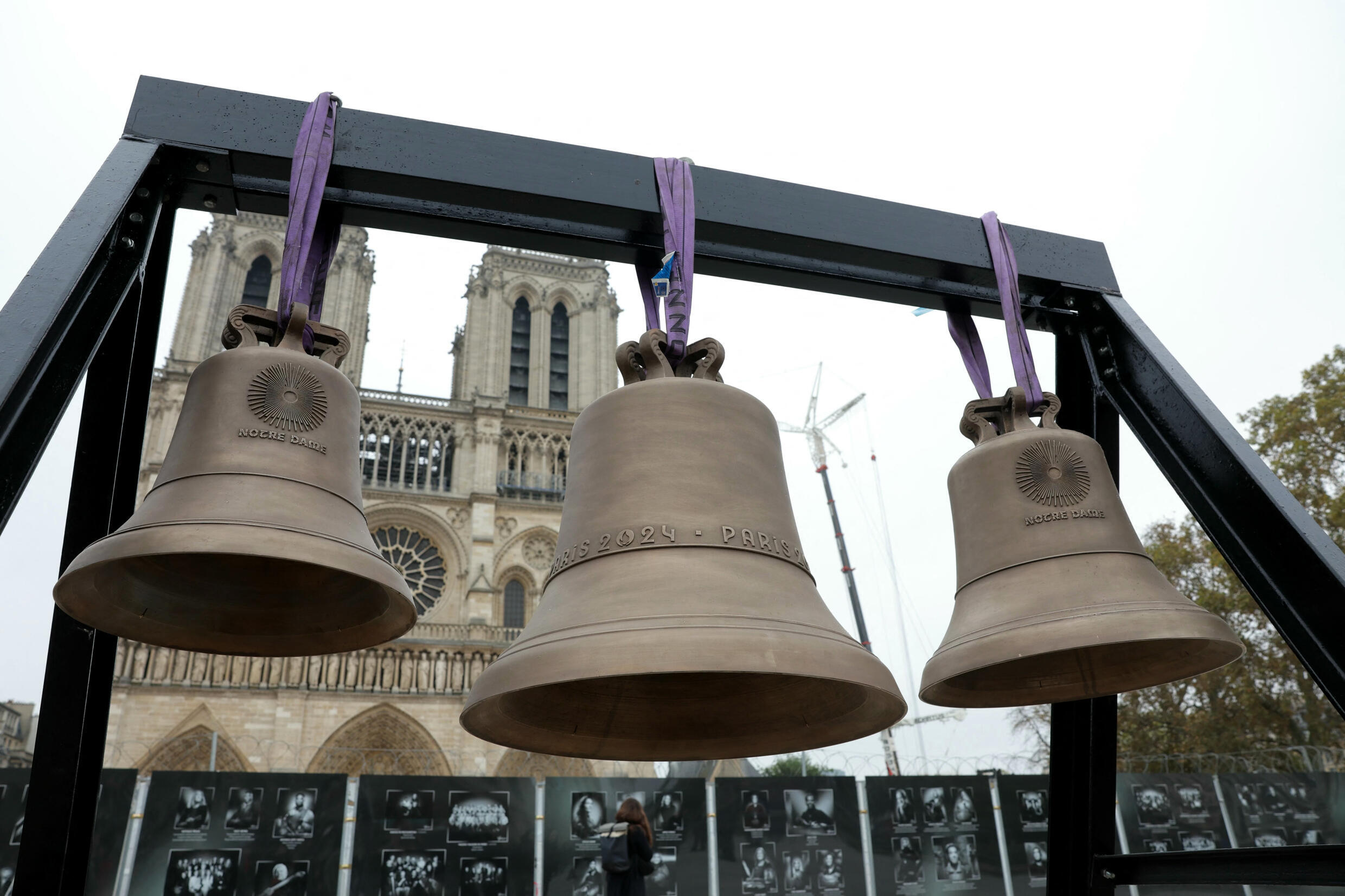 Trois nouvelles cloches ont été présentées devant Notre-Dame de Paris avant leur installation dans la cathédrale, le 7 novembre 2024.