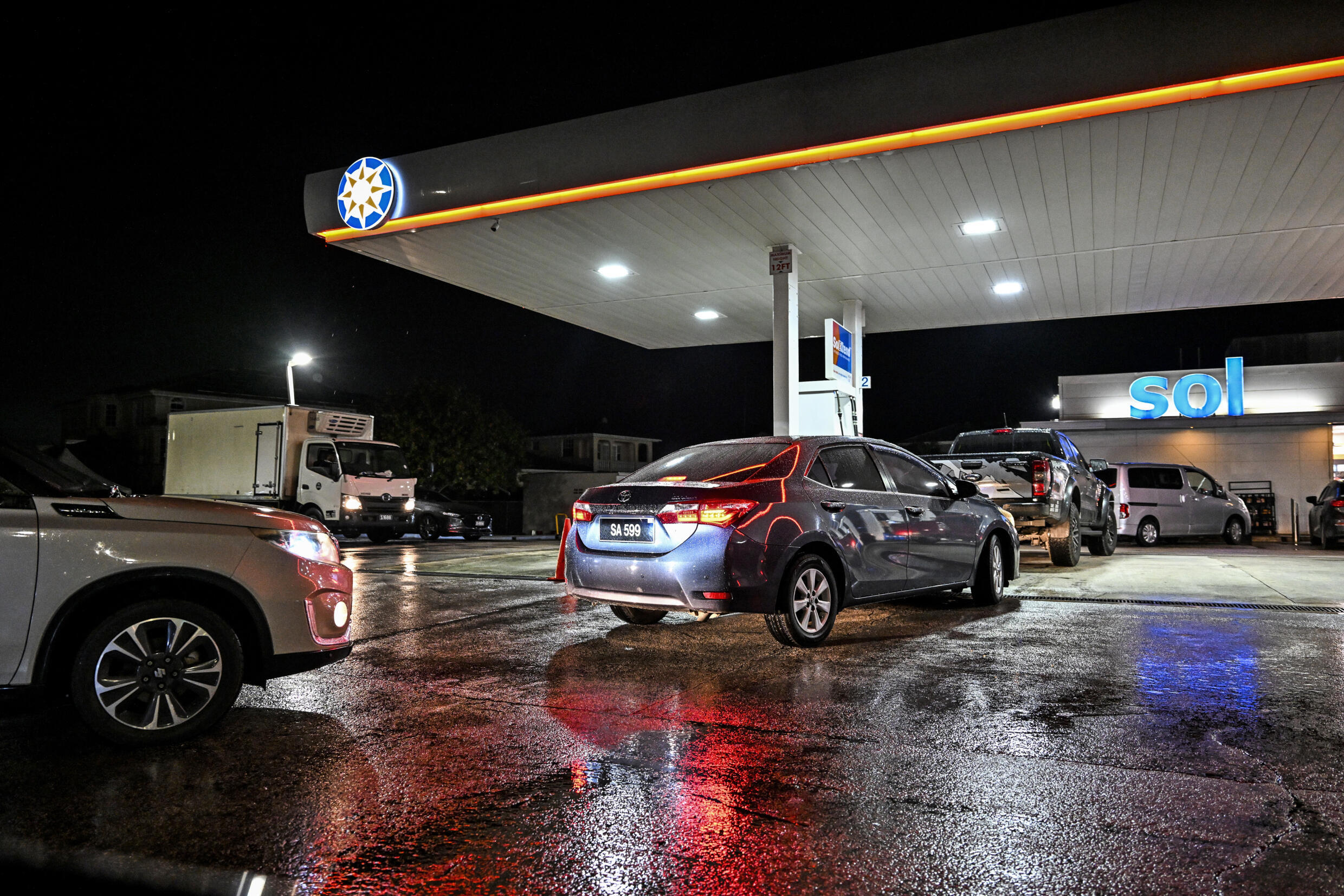 Des automobilistes font la queue dans une station service avant l'arrivée de l'ouragan éeryl, le 29 juin 2024 à Bridgetown, sur l'île de la Barbade