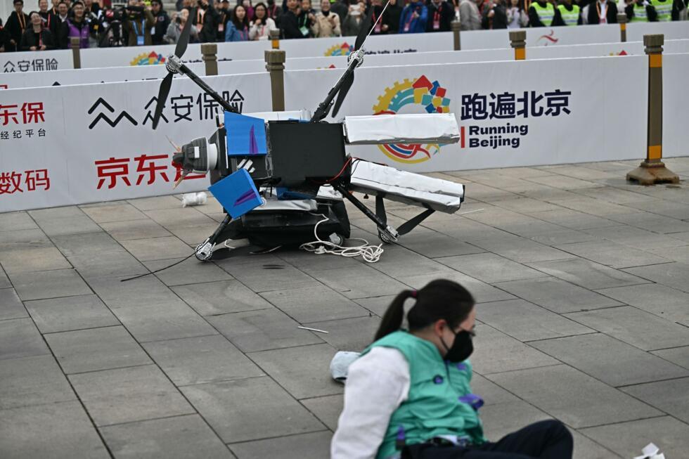 Un robot perd l'équilibre lors du semi-marathon des robots humanoïdes à Pékin, le 19 avril 2025.