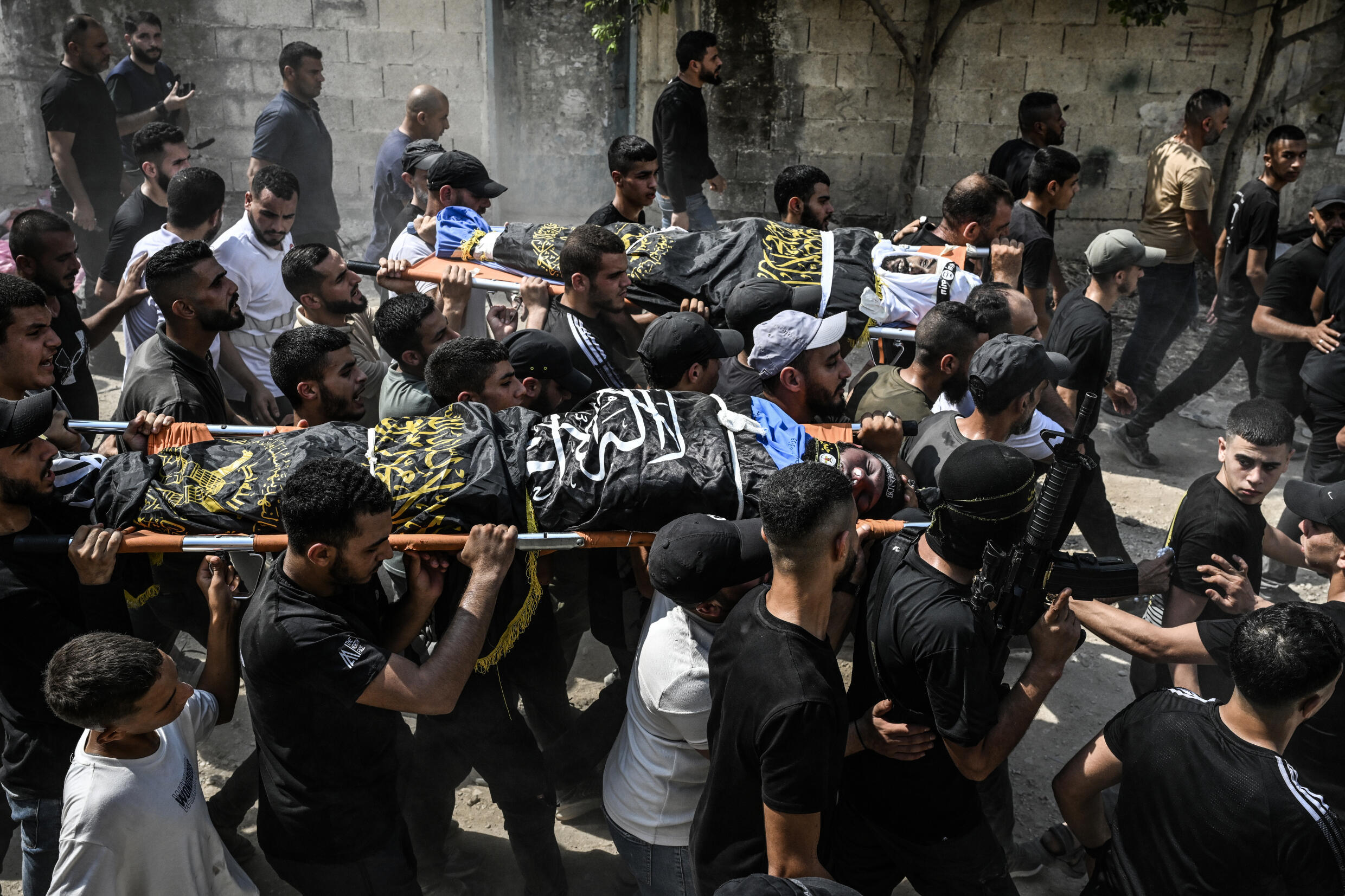Des Palestiniens portent les corps de Palestiniens tués lors d'un raid israélien dans le nord de la Cisjordanie occupée, lors de leurs funérailles dans le camp de réfugiés de Jénine, le 6 septembre 20