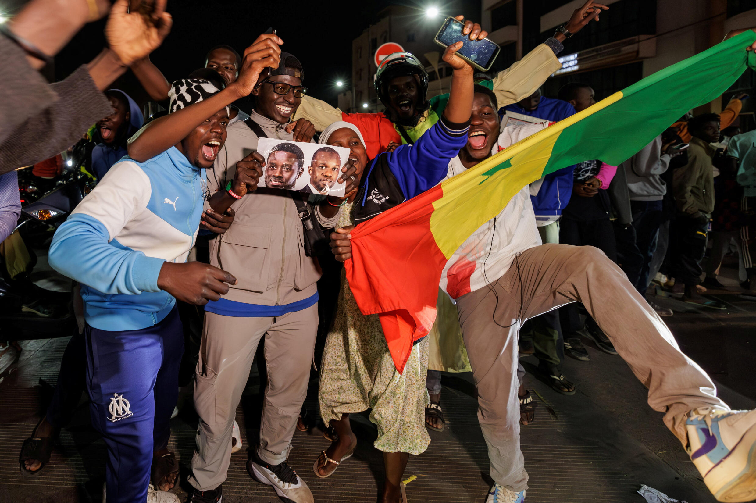 Les partisans du candidat sénégalais Bassirou Diomaye Faye célèbrent les premiers résultats indiquant qu'il est en tête du scrutin présidentiel, à Dakar, au Sénégal, le 24 mars 2024.