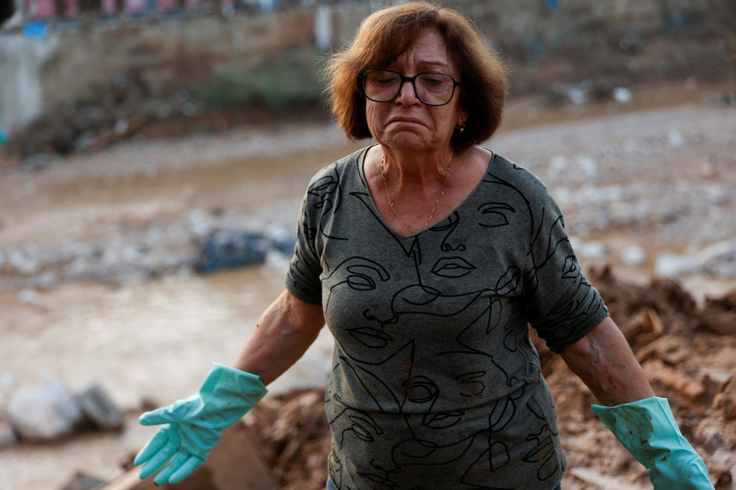 Salvadora Ortiz Cavanilla, de 68 años, reacciona mientras explica cómo su casa se llenó de agua, tras las fuertes lluvias que provocaron inundaciones, en Paiporta, cerca de Valencia, España, 4 de noviembre de 2024.