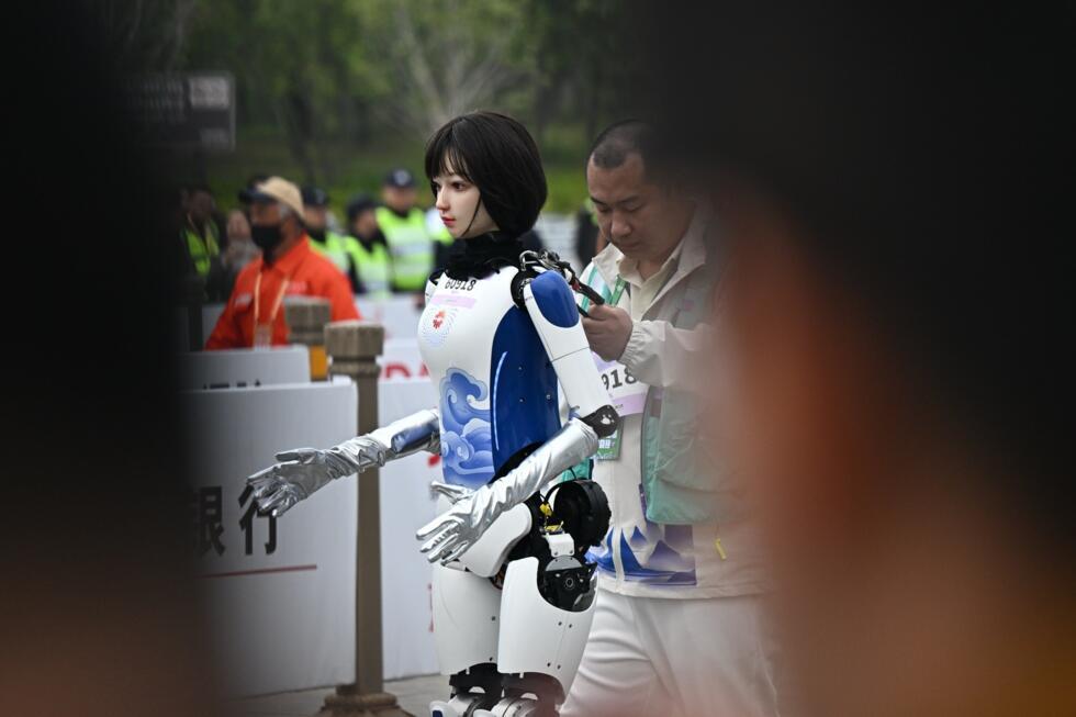 Un robot participe au semi-marathon des robots humanoïdes à Pékin, le 19 avril 2025.
