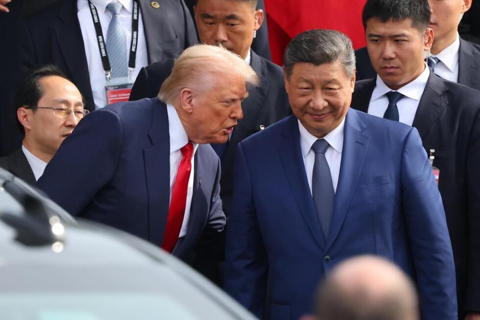 El presidente de Estados Unidos, Donald Trump (centro izquierda), conversa con el mandatario de China, Xi Jinping (centro derecha), tras su reunión en el salón de recepciones Naraemaru, dentro de una base aérea en Busan, Corea del Sur, el 30 de octubre de 2025.