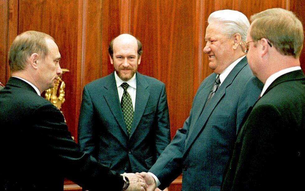 El presidente ruso Boris Yeltsin estrecha la mano de Vladimir Putin, a la izquierda, jefe del Servicio Federal de Seguridad y del Consejo de Seguridad, mientras el jefe de gabinete presidencial Alexander Voloshin, segundo por la izquierda, y el primer ministro Sergei Stepashin, a la derecha, observan, en el Kremlin de Moscú, el lunes 5 de julio de 1999.
