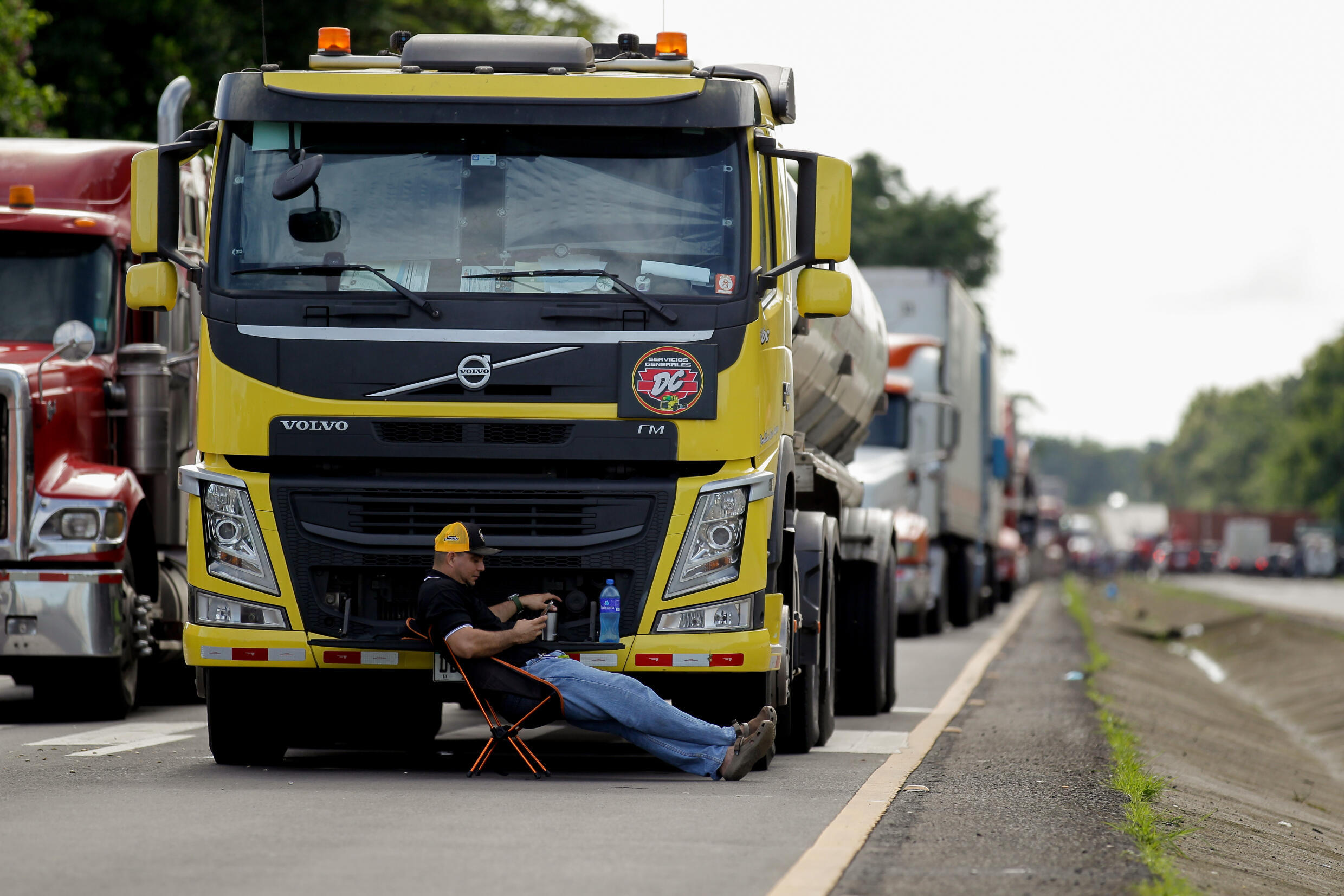 Un manifestante descansa durante un bloqueo en la vía Panamericana en Santiago de Veraguas, Panamá, el 15 de julio de 2022, en el marco de las protestas contra la inflación y la corrupción