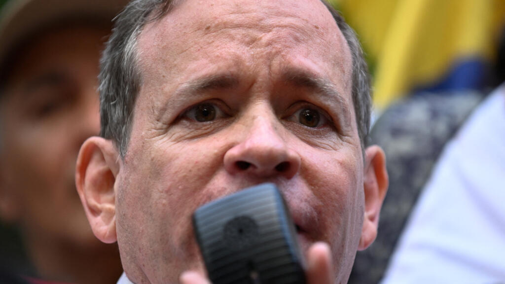 El político opositor venezolano Juan Pablo Guanipa habla con sus partidarios tras su liberación, mientras el grupo de derechos humanos Foro Penal afirma que algunos presos políticos fueron liberados el domingo y que está revisando más casos, en Caracas, Venezuela, el 8 de febrero de 2026.