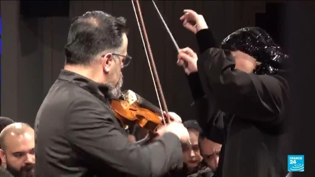 قادت أول قائدة فرقة موسيقية في إيران أوركسترا طهران السيمفوني