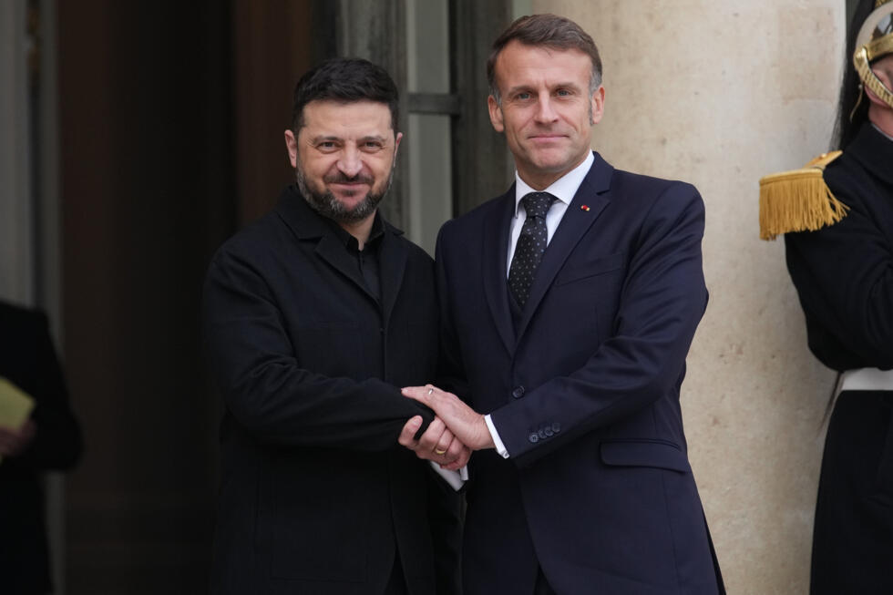 El presidente francés Emmanuel Macron da la bienvenida al presidente ucraniano Volodímir Zelenski en París, Francia, el 1 de diciembre de 2025.