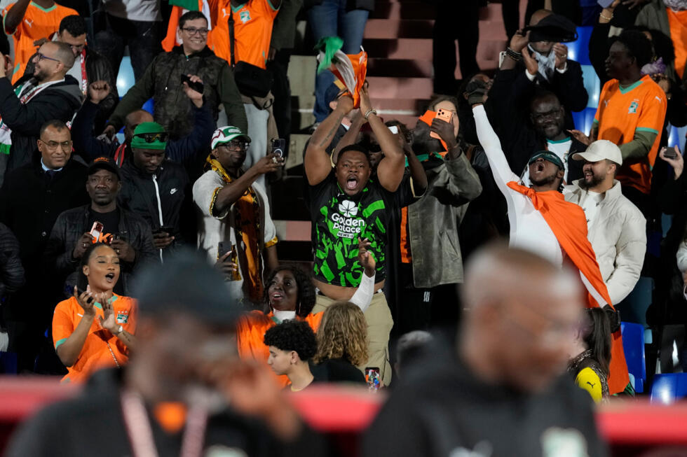 Les supporters ivoiriens encouragent leur équipe lors du match de football de la Coupe d'Afrique des nations entre le Gabon et la Côte d'Ivoire, à Marrakech, au Maroc, le 31 décembre 2025.