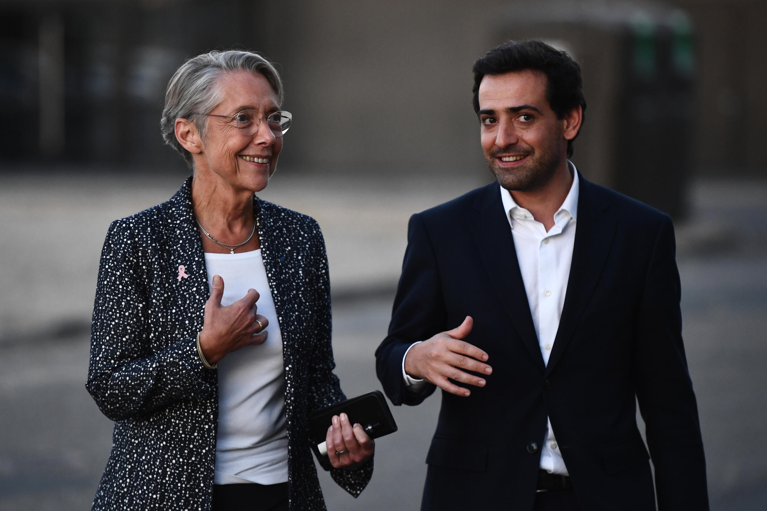 L'ancienne Première ministre Elisabeth Borne (g) et le patron du parti présidentiel Renaissance, Stéphane Séjourné, le 7 octobre 2023, à Bordeaux