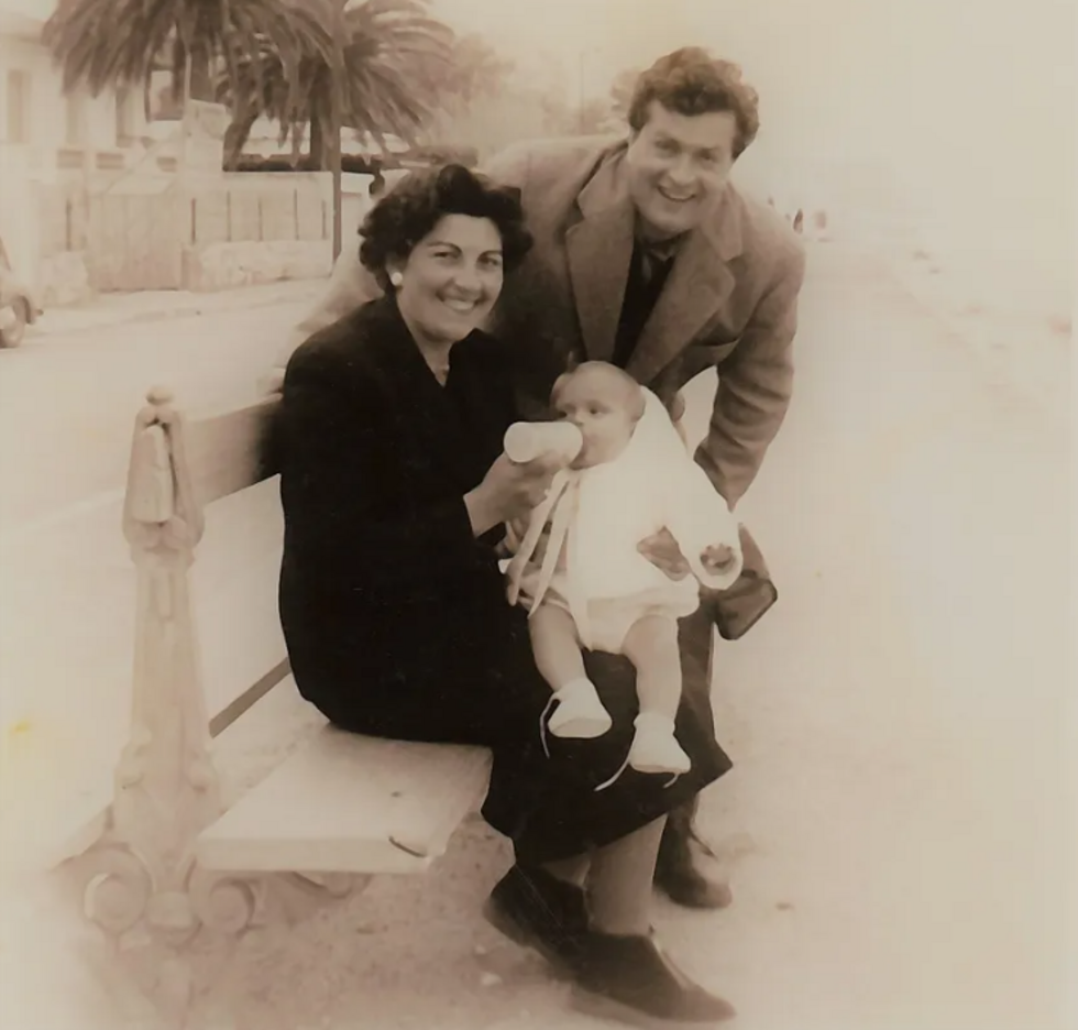 Ginette Kolinka avec son mari Albert et son fils Richard âgé de sept mois à Menton en 1953.