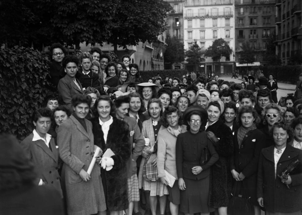 Des femmes posent pour une photo après avoir voté pour la première fois en France, lors des élections municipales, le 29 avril 1945 à Paris.