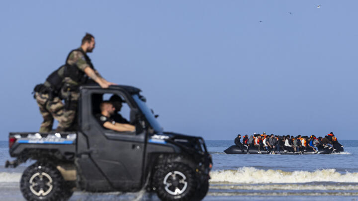 الدرك الفرنسي يواكب قارب ينقل مهاجرين حاولوا عبور قناة المانش، قبالة شاطئ هارديلوت في نوفشاتيل هارديلوت، شمال فرنسا في 30 يونيو/حزيران 2025