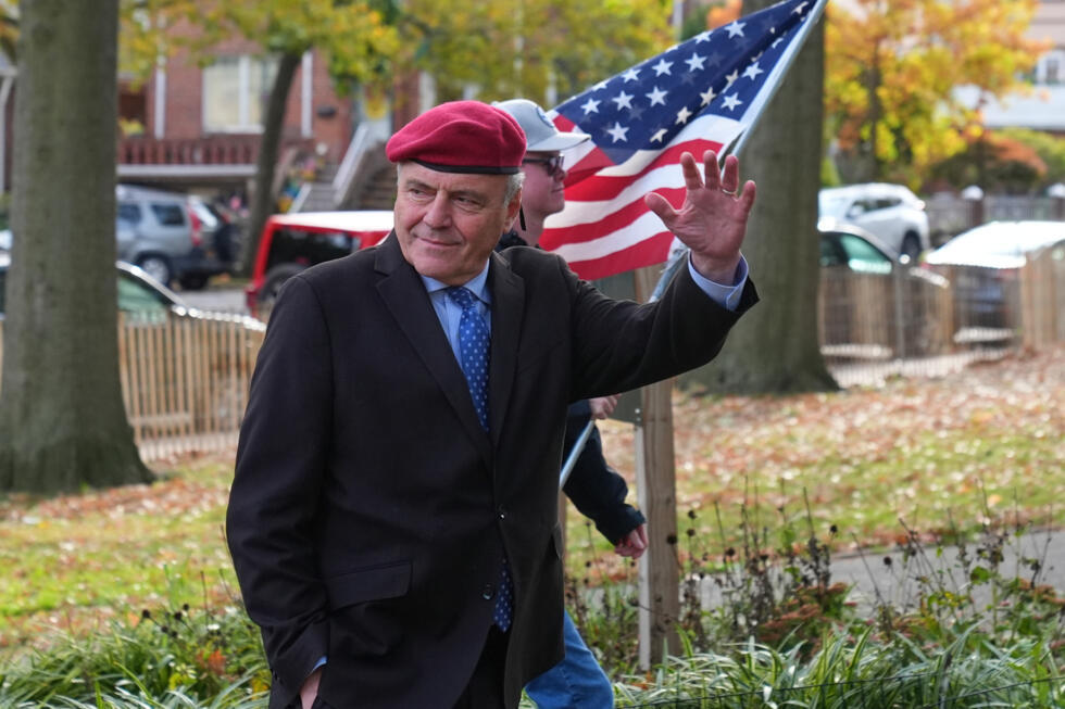 Le candidat à la mairie de New York, Curtis Sliwa, salue ses partisans lors d'un meeting près de l'église Trinity Lutheran, le 28 octobre 2025, dans le Queens.