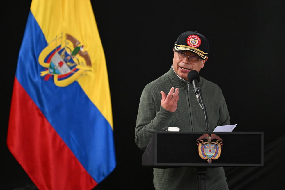 El presidente de Colombia, Gustavo Petro, habla durante un acto con Comuneros del Sur, un grupo disidente de la guerrilla del Ejército de Liberación Nacional, en Pasto, Colombia, el 5 de abril de 2025.