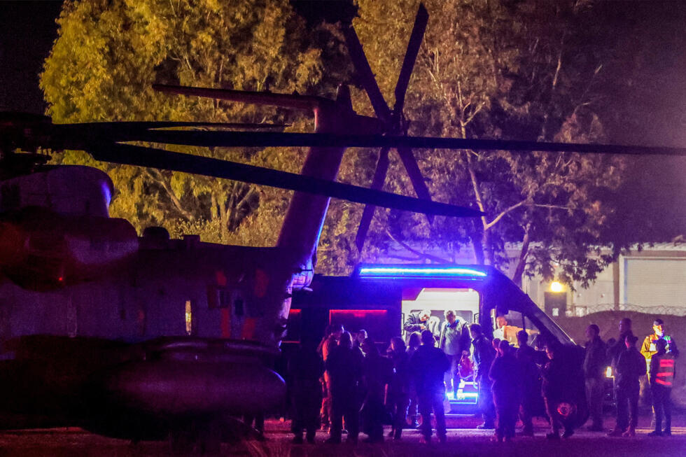 L'ex-otage israélienne Emily Damari sort d'une camionnette avant d'embarquer à bord d'un hélicoptère militaire israélien, près de Reim, dans le sud d'Israël, le 19 janvier 2025