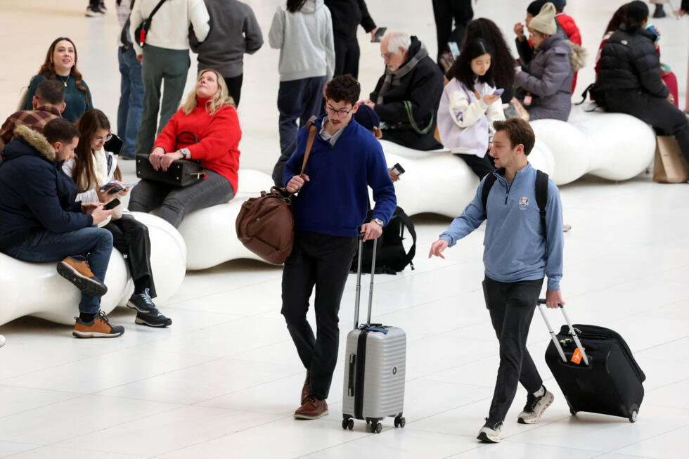 Archivo: la gente camina con equipaje por el centro de tránsito de Oculus antes del feriado de Acción de Gracias, tradicionalmente la época de viajes más concurrida del año, en la ciudad de Nueva York, EE. UU., el 26 de noviembre de 2025.