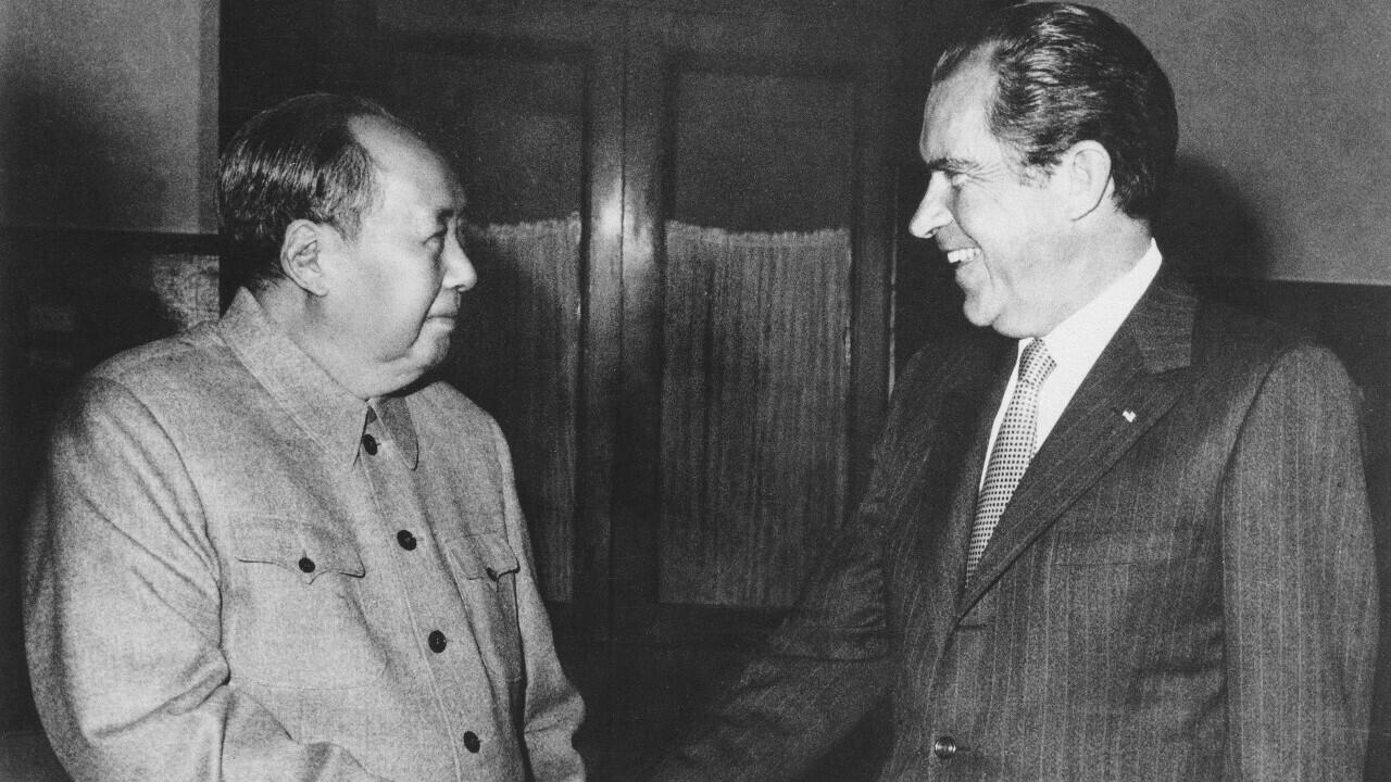 El entonces líder del partido comunista chino, Mao Zedong, a la izquierda, y el expresidente de los Estados Unidos, Richard Nixon, se dan la mano cuando se encuentran en Beijing el 21 de febrero de 1972.