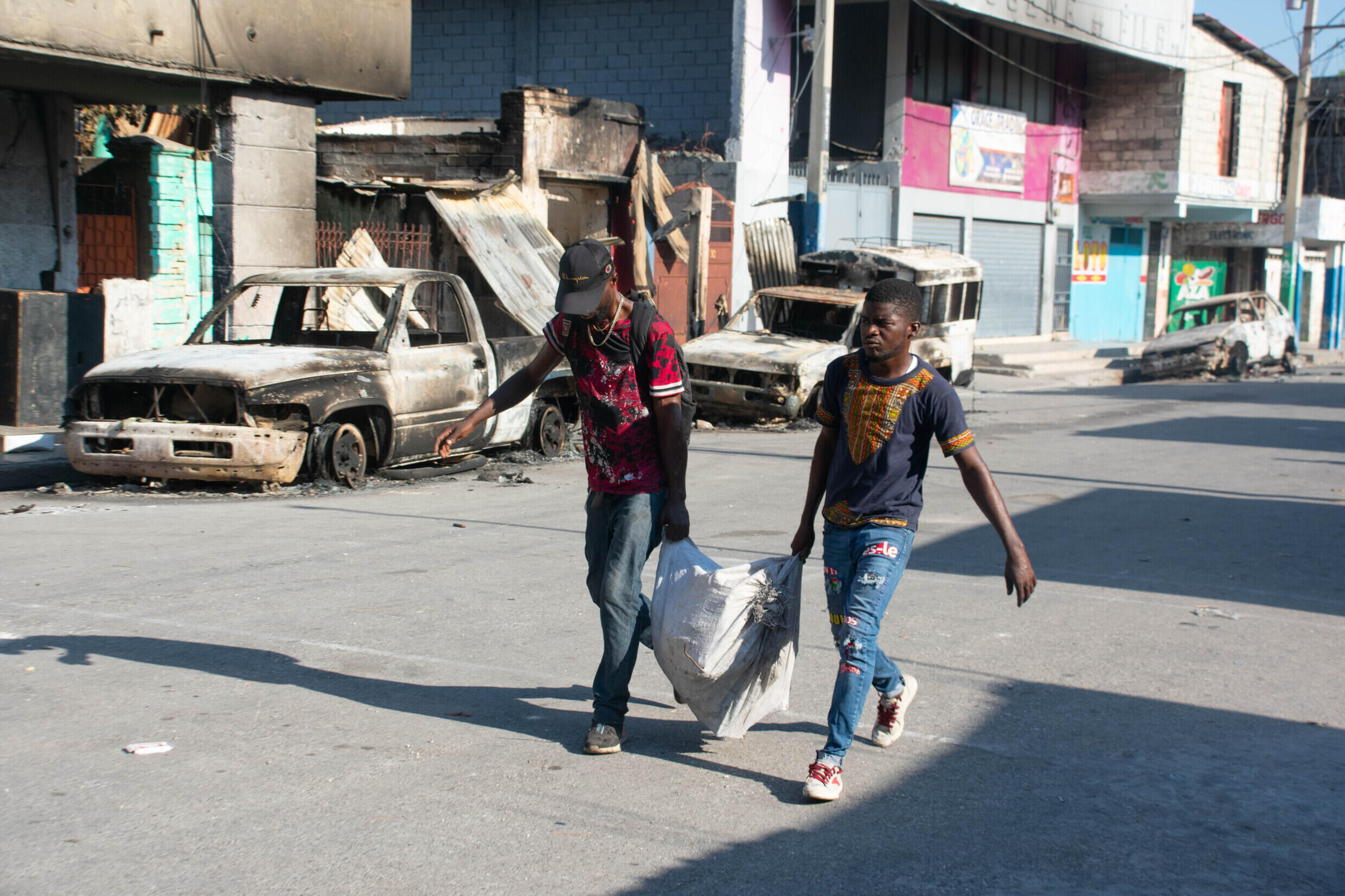 Des habitants quittent leur maison en raison de la violence des gangs, à Port-au-Prince, en Haïti, le 9 mars 2024.