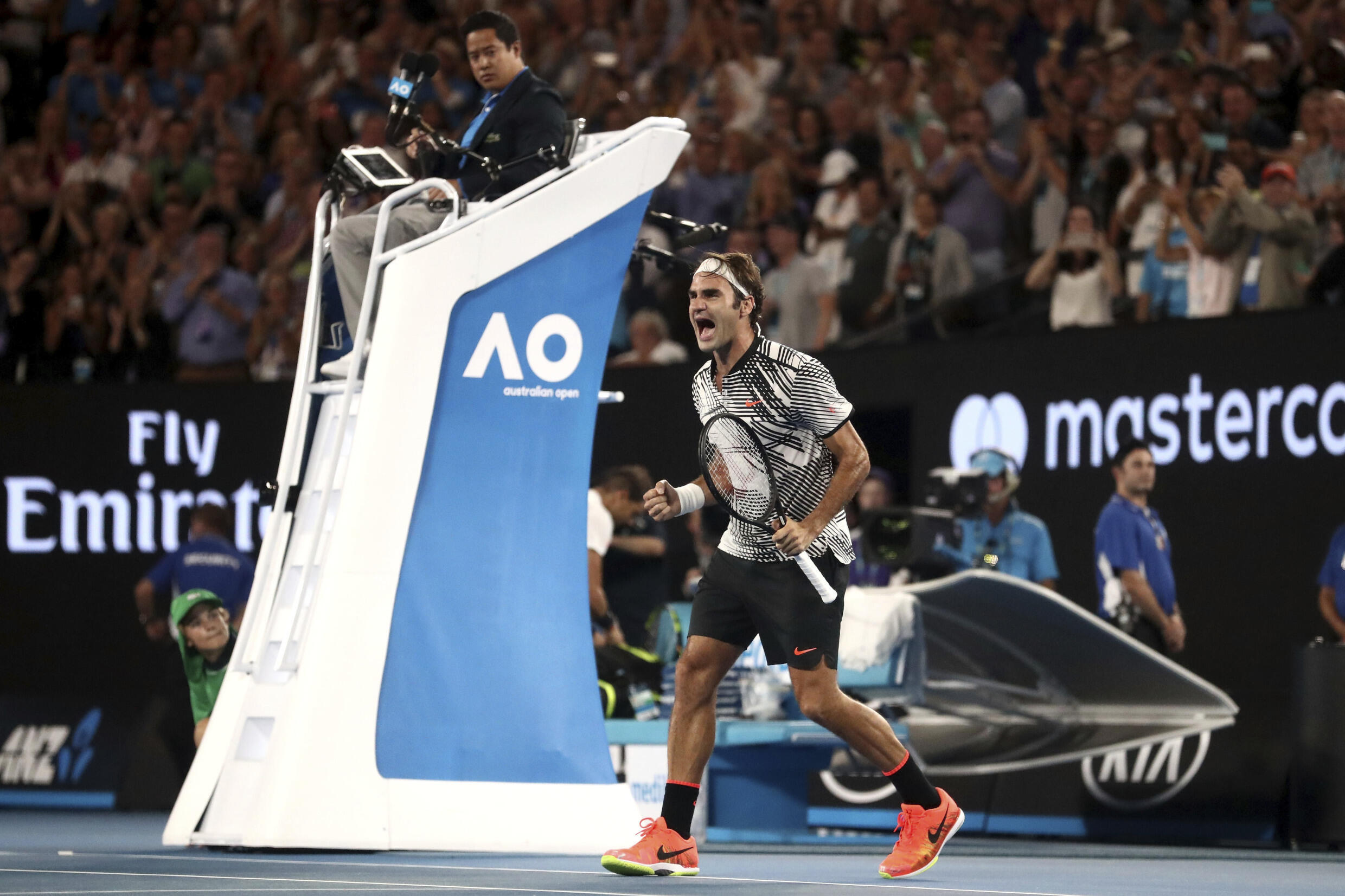 El suizo Roger Federer celebra tras derrotar al español Rafael Nadal en la final de individuales masculinos del Abierto de Australia de tenis en Melbourne, Australia, el domingo 29 de enero de 2017.