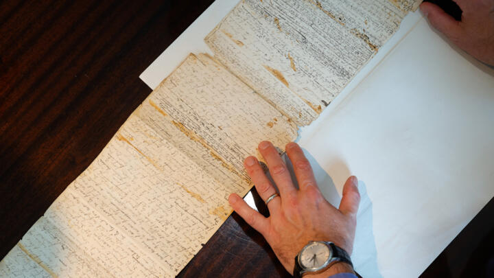 France's National Library is trying to acquire hundreds of unpublished documents belonging to Marcel Proust.