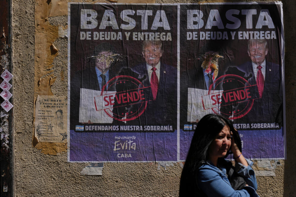 Un cartel con una imagen de los presidentes Javier Milei y Donald Trump muestra el mensaje: «Basta de deuda y rendición». Buenos Aires, 2 de octubre de 2025.