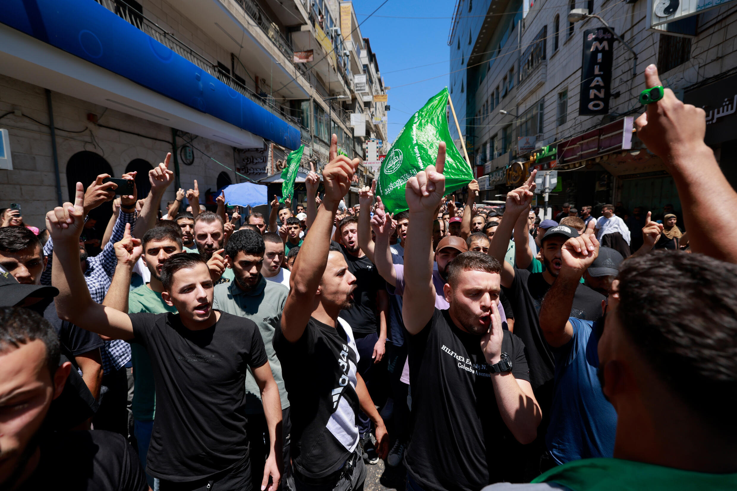 Des Palestiniens manifestent dans les rues de Ramallah, en Cisjordanie occupée par Israël, le 31 juillet 2024, après l'annonce de l'assassinat du chef du Hamas en Iran.