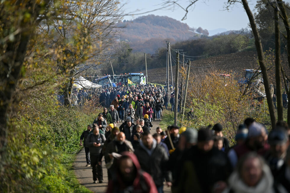Des agriculteurs manifestent pour empêcher l'abattage d'un troupeau de 200 vaches, à la suite de la détection de la dermatose nodulaire contagieuse (DNC) aux Bordes-sur-Arize, le 11 décembre 2025.