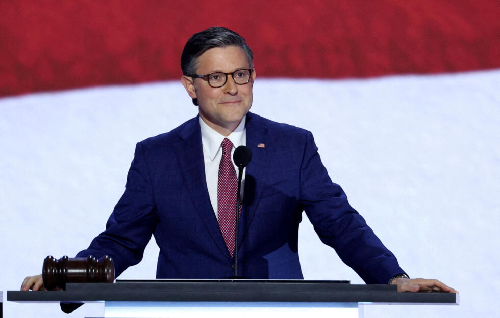 El presidente de la Cámara de Representantes, Mike Johnson, sostiene el mazo el primer día de la Convención Nacional Republicana (CNR) en el Fiserv Forum de Milwaukee, Wisconsin, Estados Unidos, el 15 de julio de 2024.