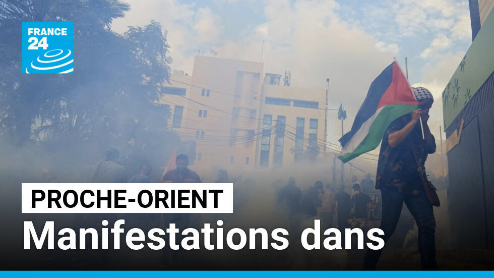 Des manifestants s'abritent des gaz lacrymogènes tirés par la police antiémeute lors d'une manifestation de solidarité avec le peuple palestinien de Gaza près de l'ambassade américaine à Aukar, dans la banlieue nord de Beyrouth, le 18 octobre 2023.