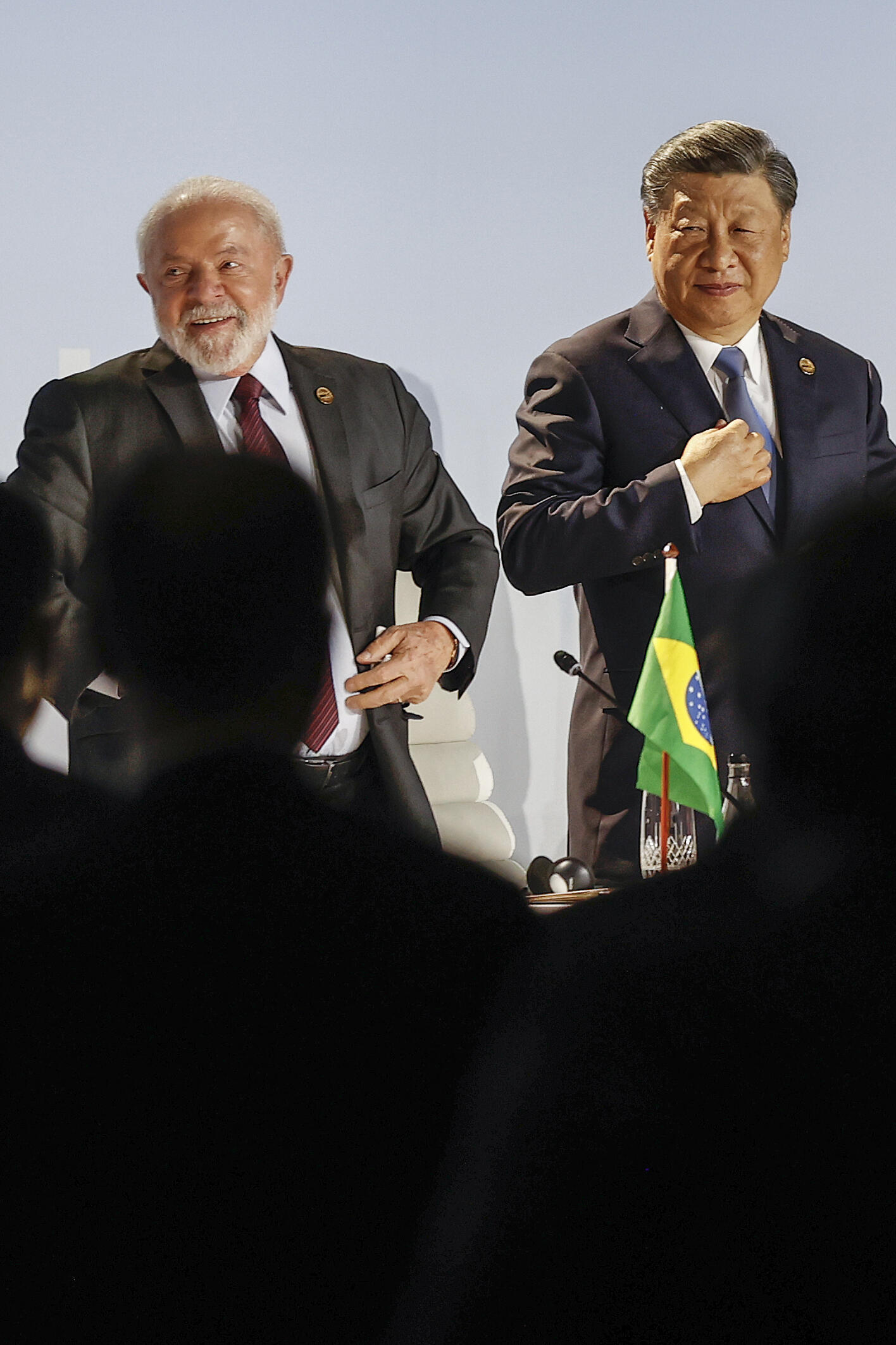 Les présidents du Brésil, Luiz Inacio Lula da Silva (g), et de la Chine, Xi Jinping (d), après avoir assisté au Sommet des BRICS 2023 au Sandton Convention Centre à Johannesburg, le 24 août 2023.