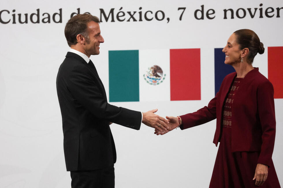 La presidenta de México, Claudia Sheinbaum, y el mandatario de Francia, Emmanuel Macron, se dan la mano durante una conferencia de prensa en el Palacio Nacional de la Ciudad de México, el 7 de noviembre de 2025.