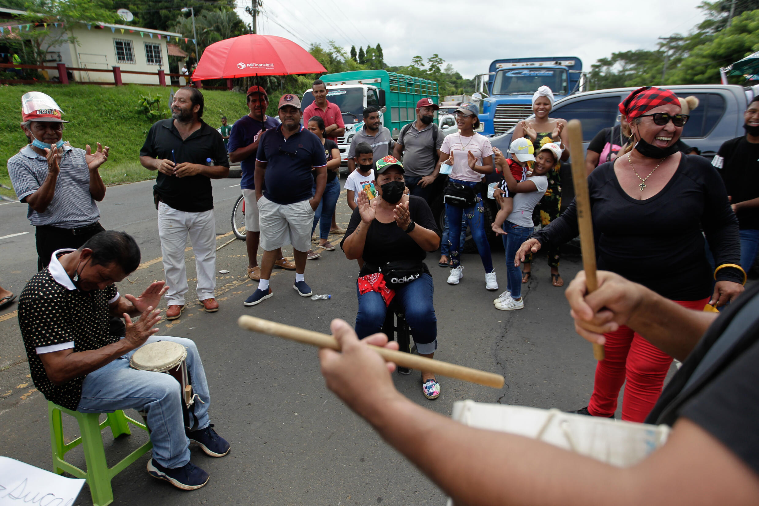Residentes tocan música durante un bloqueo en la vía Panamericana en Capira, Panamá, el 15 de julio de 2022, en el marco de protestas contra la inflación y la corrupción