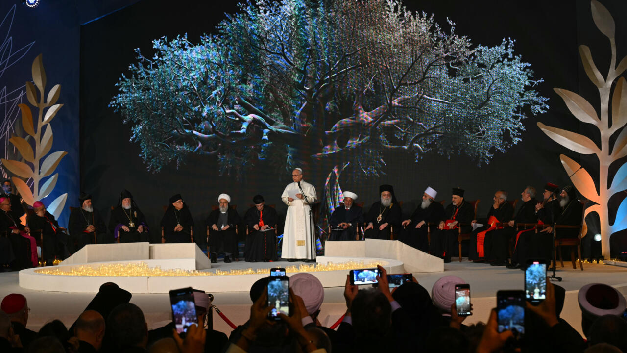 البابا في لقاء مع رؤساء الطوائف في لبنان يزرع شجرة زيتون رمزا "للمصالحة والسلام"