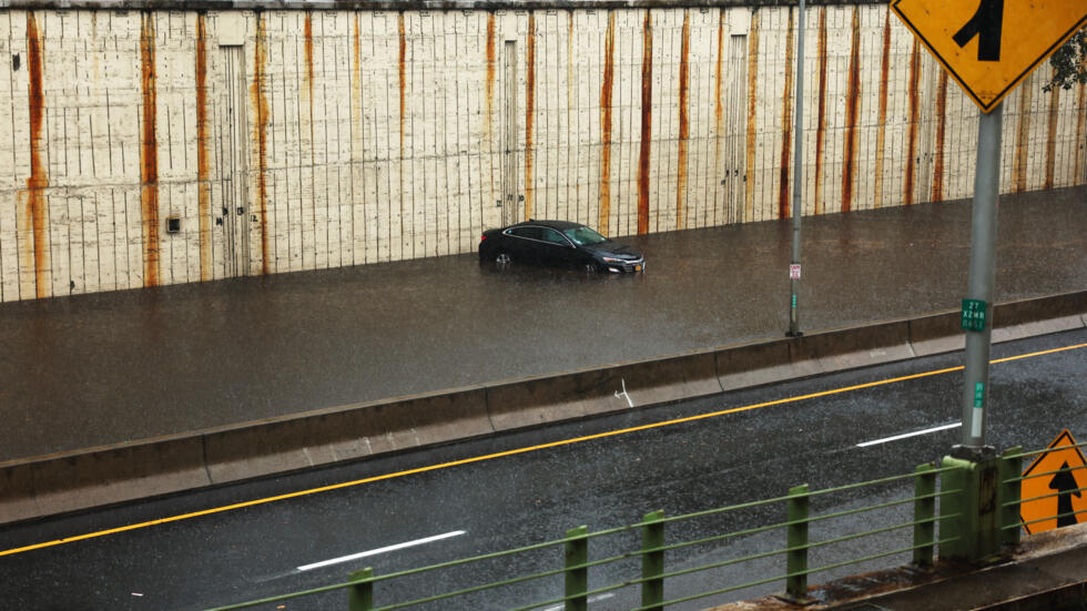Nueva York inundada y parcialmente paralizada por lluvias torrenciales