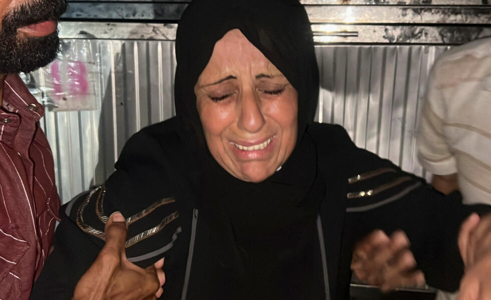 Un familiar del periodista de Al Jazeera Mohammed Qreiqeh, quien, según Al Jazeera, murió en un ataque israelí, reacciona en la ciudad de Gaza, el 11 de agosto de 2025.