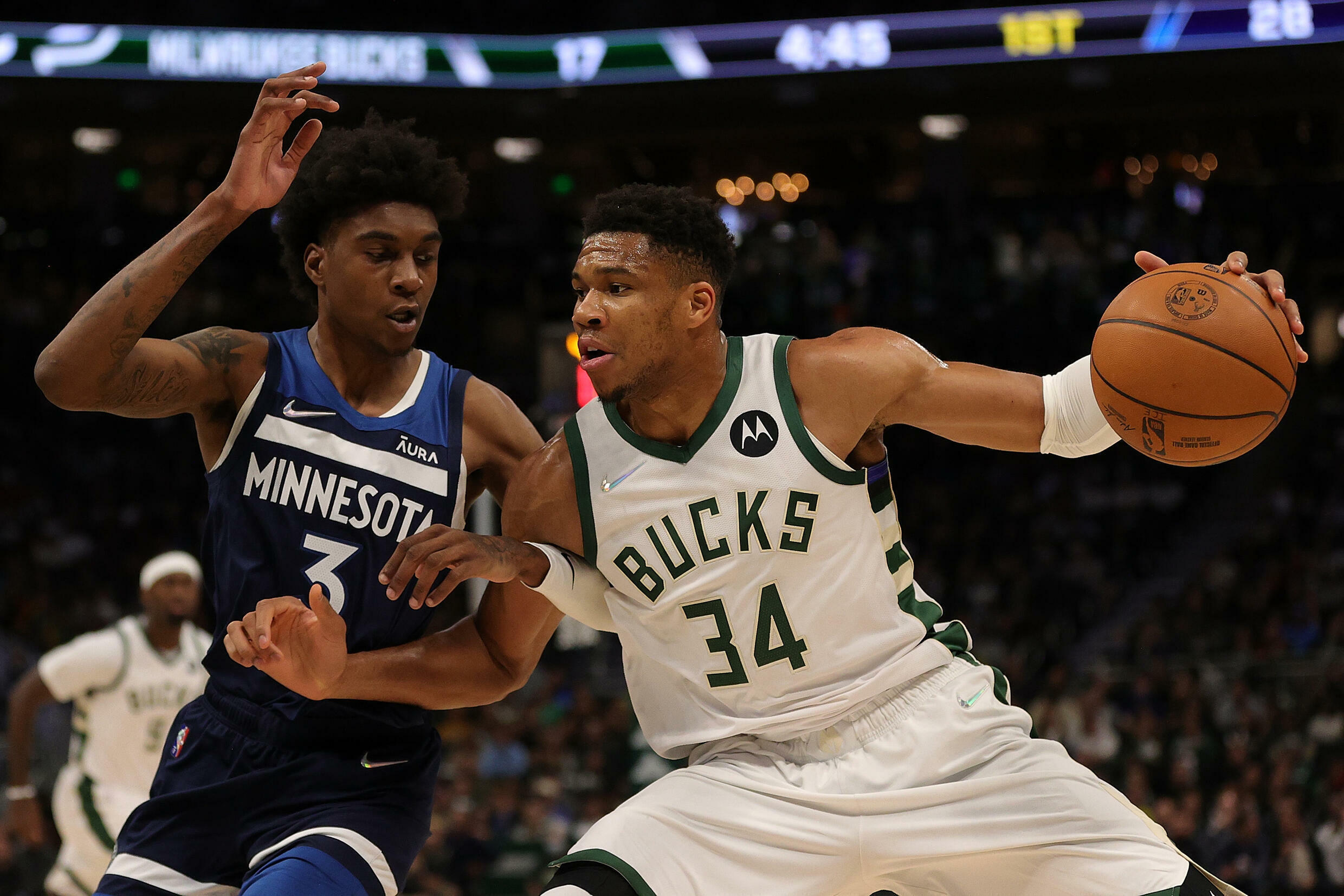 Giannis Antetokounmpo (d.), des Milwaukee Bucks, tente de passer Jaden McDaniels (g.), des Minnesota Timberwolves, pendant la première mi-temps du match entre les deux franchises NBA, au Fiserv Forum, à Milwaukee (Wisconsin), le 27 octobre 2021.