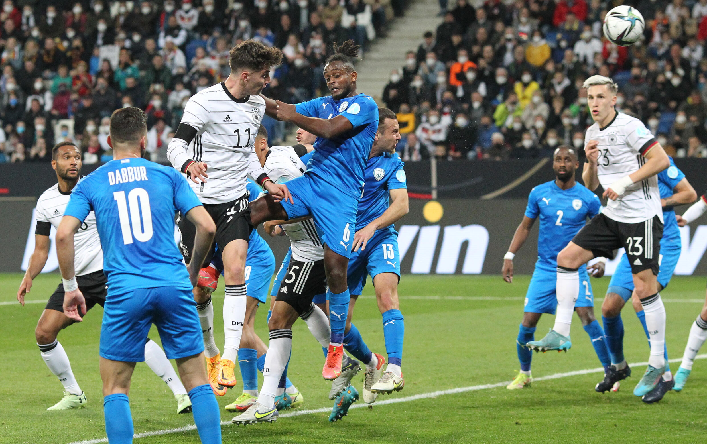 Mittelfeldspieler Coy Howards (L) startet für Deutschland gegen Israel in einem Freundschaftsspiel am 26. März 2022 in Cincinnati.